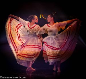 Roncalli’s Apollo Varieté: Fiesta Mexicana_Muñoz Sisters (Hair-Hanging)