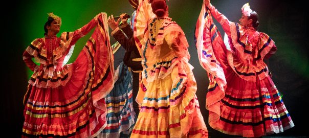 Roncalli’s Apollo Varieté: Fiesta Mexicana_Luis Polo Martinez (Gesang) und Provoli Ballett