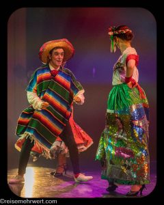 Roncalli’s Apollo Varieté: Fiesta Mexicana_Baltabarin (Comedian Juan Carlos) und Dancer Provoli Ballett
