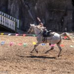 Elspe Festival: Unter Geiern (Karl-May-Festspiele 2023)_Reiter- und Greifvogelshow "Horses & Hawks"_Kunstreiterin