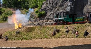 Elspe Festival: Unter Geiern (Karl-May-Festspiele 2023)_Überfall der Geierbande auf die Eisenbahn