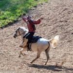Elspe Festival: Unter Geiern (Karl-May-Festspiele 2023)_Akrobatik auf dem Pferderücken