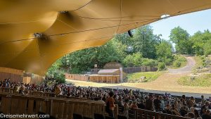 Elspe Festival: Unter Geiern (Karl-May-Festspiele 2023)_Blick auf die Naturbühne
