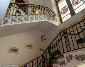 Treppenaufgang in der Villa Engiadina in Tarasp-Vulpera_Hotel Sonne in St. Moritz − 3-Sterne-Superior-Domizil für Entdeckungstouren durch das malerische Engadin