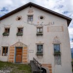 Kunstvoll bemaltes Haus in Guarda_Entdeckungstour durch das malerische Engadin