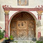 Mit «Sgraffito» reich umrahmtes Portal an einem Engadinerhaus in Guarda_Entdeckungstour durch das malerische Engadin