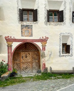 Mit «Sgraffito» reich verziertes Engadinerhaus in Guarda_Entdeckungstour durch das malerische Engadin