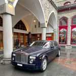 Rolls-Royce im Eingangsbereich Badrutt's Palace Hotel in St. Moritz_Entdeckungstour durch das malerische Engadin