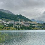 Blick vom Seeufer Bad auf St. Moritz Dorf_Entdeckungstour durch das malerische Engadin