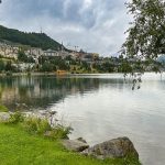 Blick vom Seeufer Bad auf St. Moritz Dorf_Entdeckungstour durch das malerische Engadin