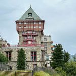 Seitenansicht Badrutt's Palace Hotel in St. Moritz (Blick vom Fußweg bei der Via de Scoula)_Entdeckungstour durch das malerische Engadin