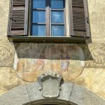 Fassadenmalerei über dem Portal des Palazzo Quadrio-Foppoli in Tirano_Entdeckungstour durch das malerische Engadin
