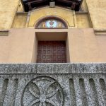 Portal "Chiesa del Sacro Cuore" an der Via Roma in Tirano_Entdeckungstour durch das malerische Engadin