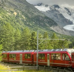 Fahrt mit der Rhätischen Bahn über den Berninapass_Entdeckungstour durch das malerische Engadin