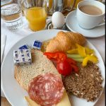 Frühstücksbuffet_Hotel Sonne in St. Moritz − 3-Sterne-Superior-Domizil für Entdeckungstouren durch das malerische Engadin