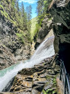 Blick vom Endpunkt der Felsengalerie auf den Wasserfall in der Rofflaschlucht_Entdeckungstour durch das malerische Engadin