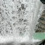 Hinter dem Wasserfall in der Rofflaschlucht_Entdeckungstour durch das malerische Engadin