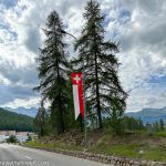 Schweizer Fahne beim Parkplatz in Pontresina_Entdeckungstour durch das malerische Engadin