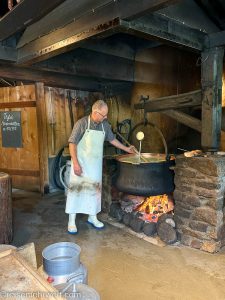 Alpmeister bei der traditionellen Käseproduktion in der Alp-Schaukäserei Morteratsch_Entdeckungstour durch das malerische Engadin