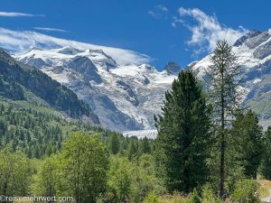 Blick vom Spazierweg auf den Monteratschgletscher und das Berninamassiv_Entdeckungstour durch das malerische Engadin
