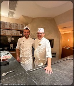 Pizzabäcker im Restaurant & Pizzaria_Hotel Sonne in St. Moritz − 3-Sterne-Superior-Domizil für Entdeckungstouren durch das malerische Engadin