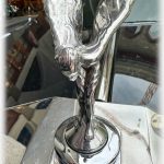 Rolls-Royce-Kühlerfigur "Spirit of Ecstasy", auch "Emily" genannt_Entdeckungstour durch das malerische Engadin