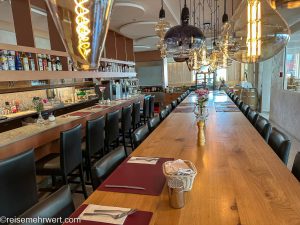Bar und Tavolata im Restaurant & Pizzeria Hotel Sonne in St. Moritz_Drei-Sterne-Superior-Domizil für Entdeckungstouren durch das malerische Engadin