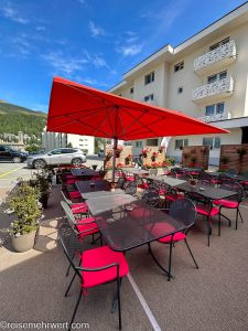 Terrasse_Hotel Sonne in St. Moritz − 3-Sterne-Superior-Domizil für Entdeckungstouren durch das malerische Engadin