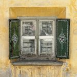 Altes Fenster mit grünen Blendläden in Zuoz_Entdeckungstour durch das malerische Engadin