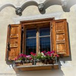 Mit Blumen geschmücktes Fenster in Zuoz_Entdeckungstour durch das malerische Engadin