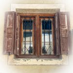 Fenster an einem Engadinerhaus in Zuoz_Entdeckungstour durch das malerische Engadin