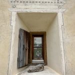 Mit «Sgraffito» umrahmtes Fenster in Guarda_Entdeckungstour durch das malerische Engadin