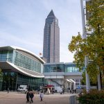 Messegelände Frankfurt mit Blick auf den MesseTurm_Frankfurter Buchmesse 2023