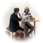Helge Schneider und Maria Wiesner_Buchbesprechung 18-10-2023 am FAZ-Messestand_Frankfurter Buchmesse 2023
