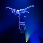 Flic Flac − Die X-Mas-Show Dortmund 2023/24_Li Zhenyu (Handstand-Akrobatik)