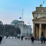 Fotostrecke ITB Berlin 2024 (Internationale Tourismus-Börse Berlin)_Blick auf das Berliner Reichstagsgebäude und das Brandenburger Tor