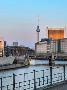 Fotostrecke ITB Berlin 2024 (Internationale Tourismus-Börse Berlin)_Blick vom "Reichstagsufer" auf den Berliner Fernsehturm