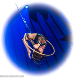 Circus-Theater Roncalli "ARTistART" Tournee 2024_Recklinghausen_Alisa Shehter (Luftring-Akrobatik)