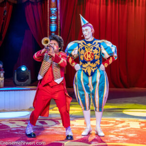 Circus-Theater Roncalli "ARTistART" Tournee 2024_Recklinghausen_Weißclown "Gensi" (Fulgenci Mestres) und Clown "Canutito Jr." (Alan Dereck)
