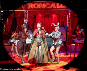 Circus-Theater Roncalli "ARTistART" Tournee 2024_Recklinghausen_Magic-Show "Alice im Wunderland" mit Alexandra Saabel (Illusionistin)