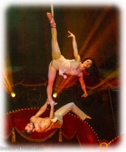 Circus-Theater Roncalli "ARTistART" Tournee 2024_Recklinghausen_Duo Turkeev (Luftakrobatik/Strapaten)