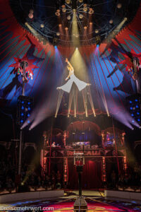 Circus-Theater Roncalli "ARTistART" Tournee 2024_Recklinghausen_Li Zhenyu (Handstand-Equilibristik)